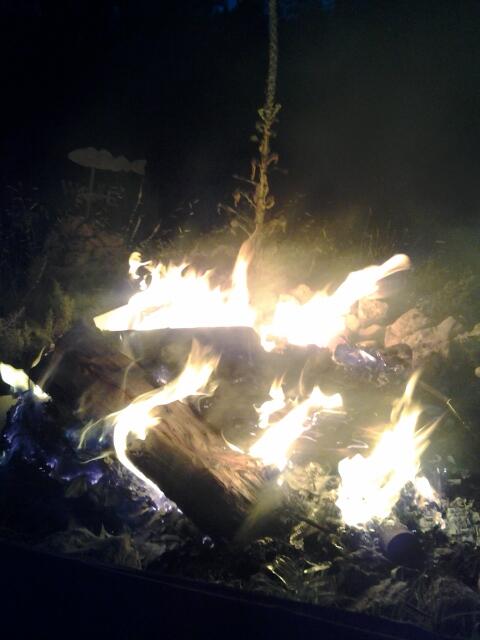 mister_musicman's tweet photo. Campfire! #livinlife #music #ishoulddomyhomework #whocares #schoolshmool #wheredidmysummergo #iwantanap #relaxing http://t.co/QWVjPlCWFn