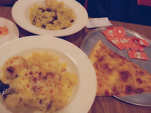 egaell's tweet photo. Buset nih pizza sm pastanya gede bgt.. http://t.co/YC7xa8hmii