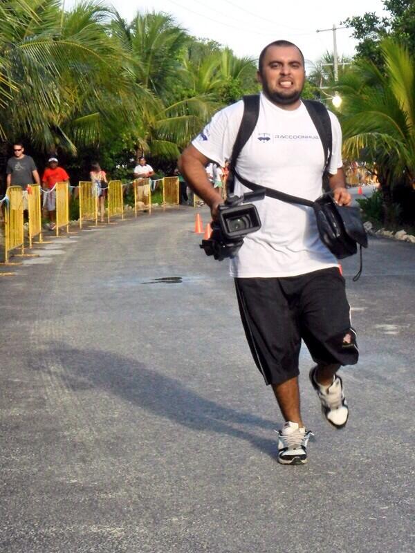 RaccoonHub's tweet photo. Recuerdos del #TriatlonMrSanchos. @PsyGoat siempre en busca de la mejor fotografía. #RaccoonHub #Cozumel http://t.co/52KLpc8Yvg