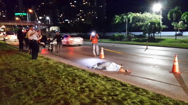 abraham_teran's tweet photo. Muere mujer atropellada en la cinta costera despues del miramar cerca de un puente peatonal @tvnnoticias http://t.co/es4pNEK6lc