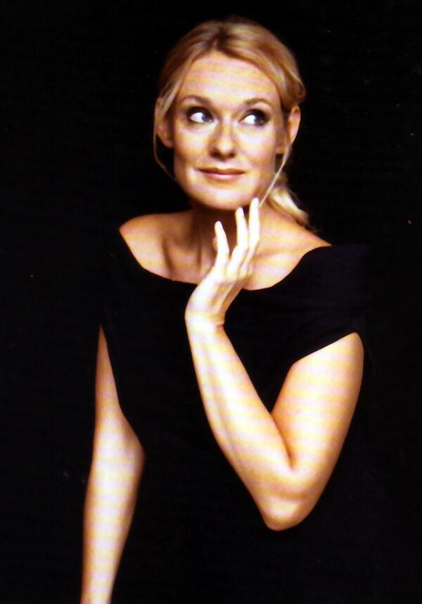 Classicatv's tweet photo. INDOVINA CHI INDOVINA COSA

Chi è questa cantante? E' moglie di un grandissimo... http://t.co/p3tnSIKq9p
