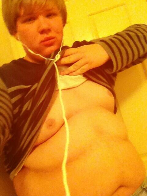 chubby69hot's tweet photo. ااااااااه على جسمك نفسي فيه وربي حمووووت من جمالو وجسمو مرررة دلللع http://t.co/NNIo1DzfNN