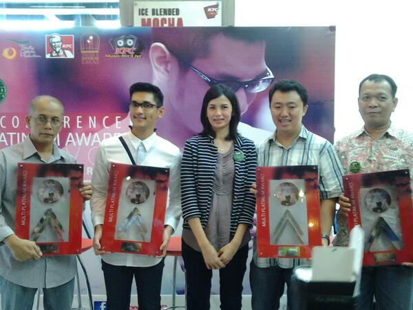 afgannisme's tweet photo. 29th award. Congrats! :') RT @KFCINDONESIA: Penyerahan plakat Multiplatinum @afgansyah_reza http://t.co/N2jExwv0lQ