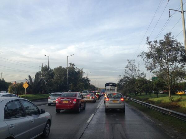 kaiser0822's tweet photo. Trancon autonorte con calle 153 sentido norte-sur @SectorMovilidad http://t.co/Fflqf5lv4z
