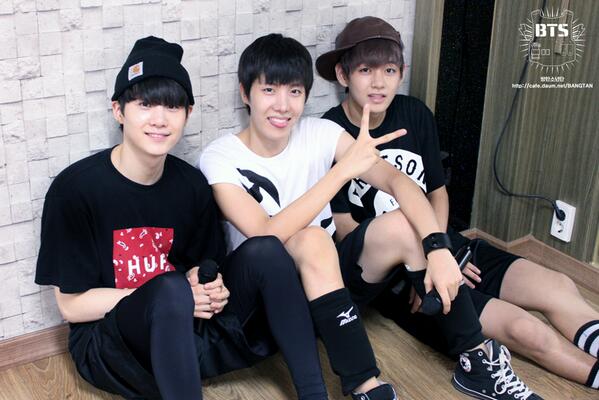 #방탄소년단 MTV 신인왕 방탄소년단 - 채널방탄 1화 STAFF DIARY가 업로드 되었습니다 :) 색다른 모습을 선보인 방탄소년단의 모습을 공카에서 확인하세...