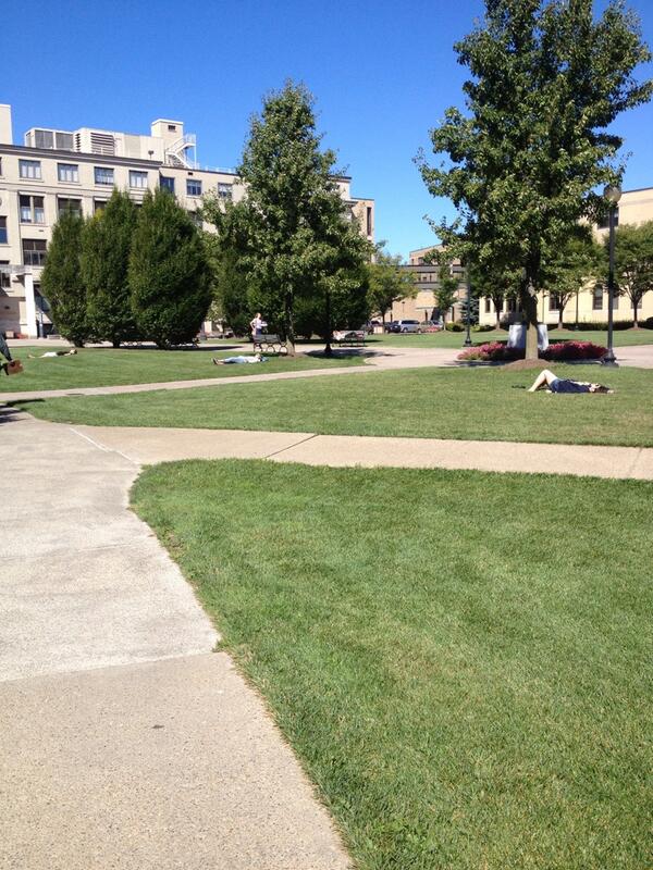 canisius_laws's tweet photo. “@kmmurphhh: I see dead people http://t.co/Yyb8imggZ9”