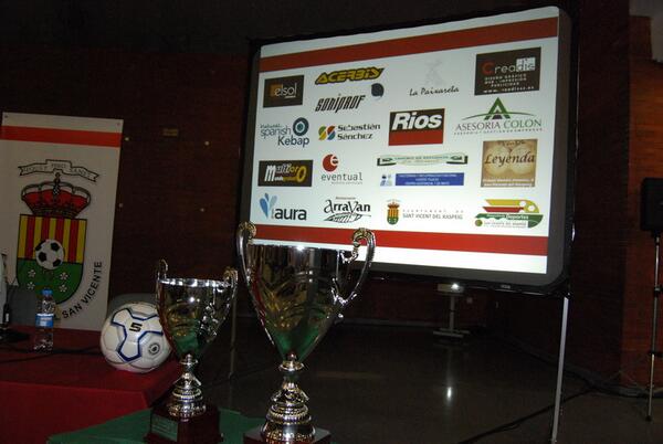 Momento de la presentación de abonos y equipaciones junto al resto de patrocinadores oficiales del <a href="/jovesanvicente/">C.D. Español de San Vicente</a>