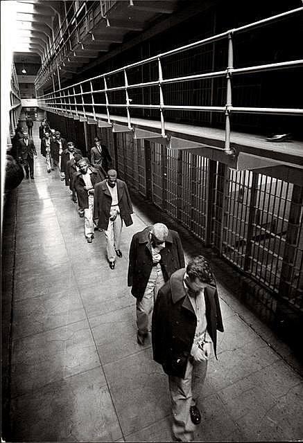 HistoryInPics's tweet photo. Last prisoners of Alcatraz leaving, 1963. http://t.co/InpeaqW517