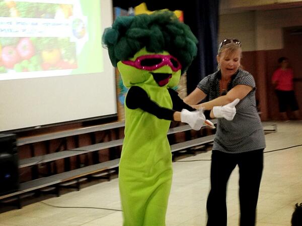 alizasherman's tweet photo. At a #yuma event today with Rockly the Broccoli from @POWerPLAYte - #kids #food #nutrition http://t.co/QEhdTat8NE