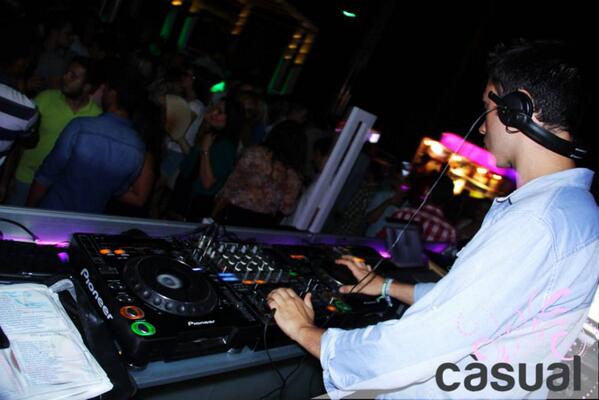 DJBaste's tweet image. Fotito mezclando en @casual_sevilla @TERRAZACASUAL . Me encantó pinchar por allí de nuevo!