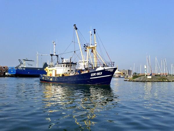Uk163 verlaat de haven na een paar weken klussen en een werfbeurt