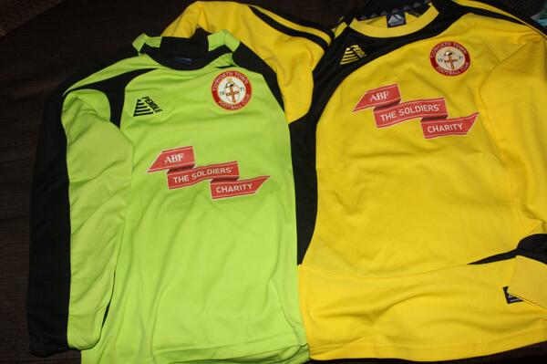 tjacksonpfc's tweet photo. @ABF_Wiltshire hi i thought you would all like to see our new football kit for our under 8s team tidworth tanks http://t.co/2B7v7JgNDm