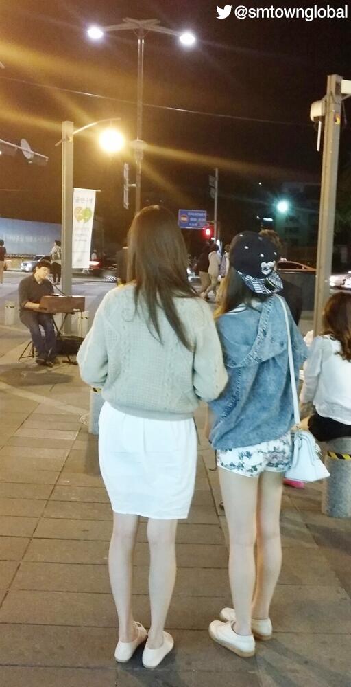 [PIC][05-09-2013]TaeYeon và SeoHyun xem biểu diễn đường phố ở Insa-dong~ BTX6X9NCQAA1ngl