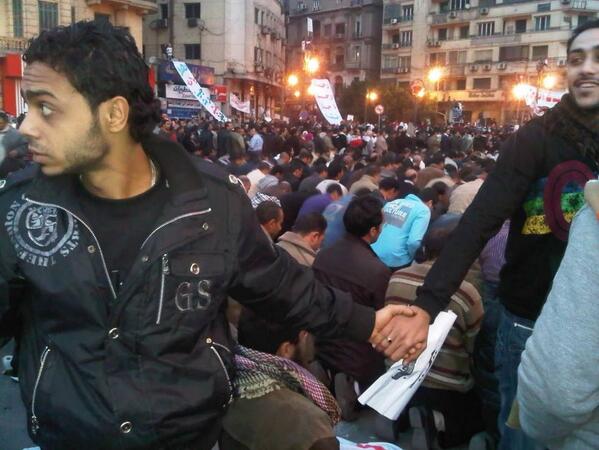 MuslimMatters's tweet photo. “@HistoryInPics: Christians protect Muslims during prayer in the midst of the uprisings in Cairo, Egypt, in 2011. http://t.co/XSc4HE1Po2”