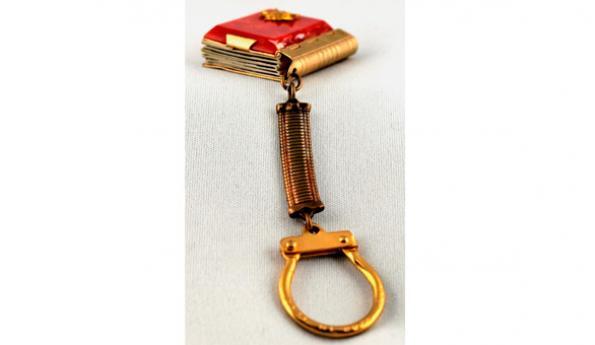 KeychainCI's tweet photo. @Museumofvan has a 1940s photo album #keychain w/ accordion-folded photos of #Vancouver! http://t.co/CgVxRIXnGn http://t.co/BmnEzQr35H