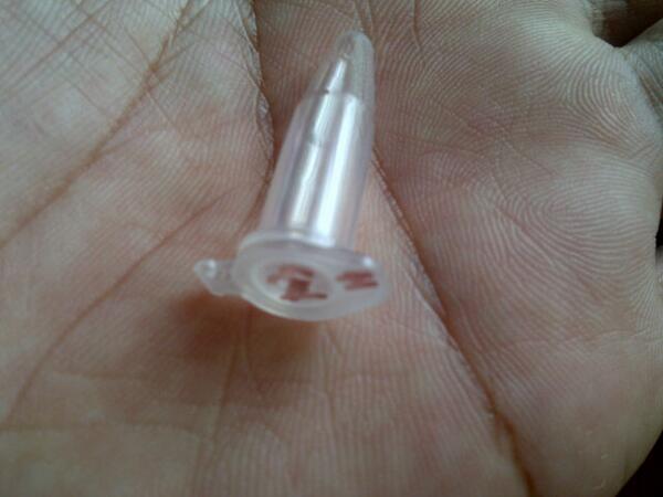 m_hazrizal's tweet image. Xsalahkn ada bnda ni? Haha Teringat lab MCB dlu. #microcentrifugetube