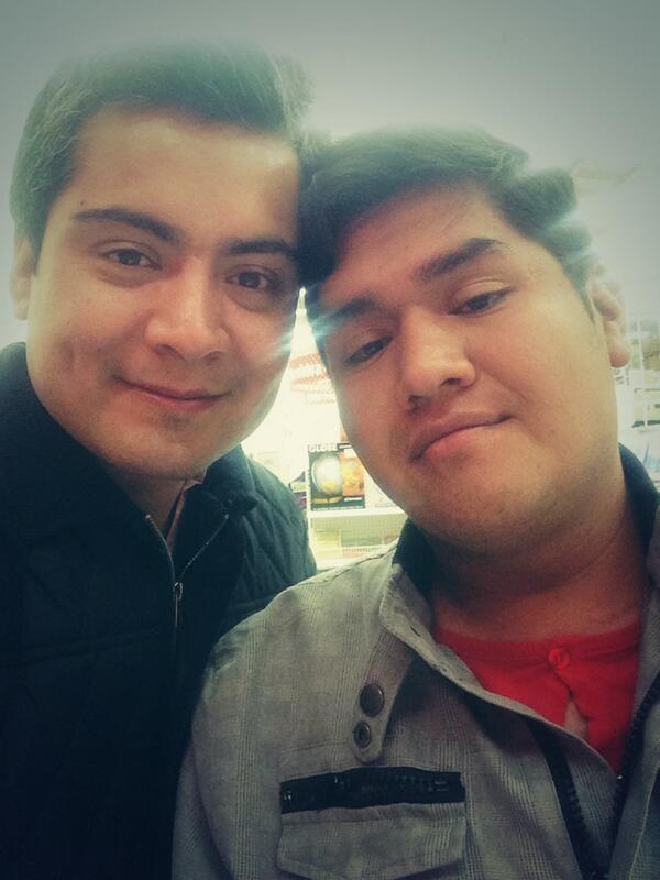 mendozamel's tweet image. Aún a pesar de la lluvia y el cansancio mi Arturito y yo aquí andamos :) #Workholics