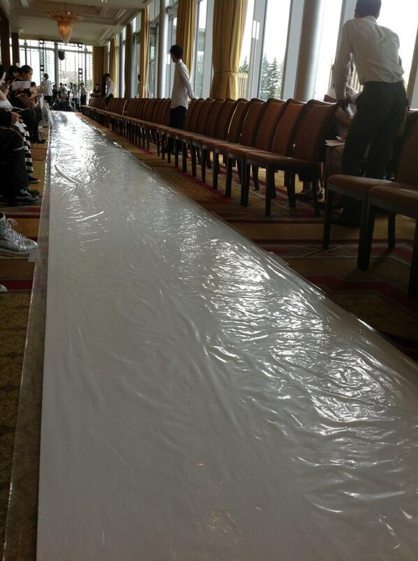 changefashion's tweet photo. <support surface>間も無くザリッツカールトン東京にてsupport surfaceのショーが開催されます http://t.co/7dWhrT5Ion