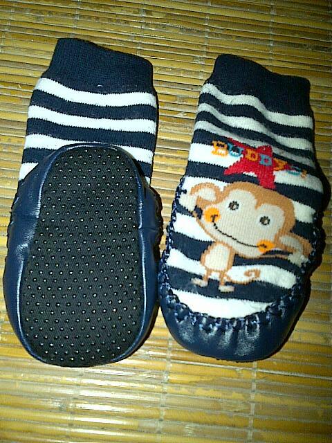 shelsea26's tweet image. Mau mba :) RT @garagetwitsale: Stripes monkey anti slip socks sz telapak luar 10cm 35rb #prewashed #twitsale