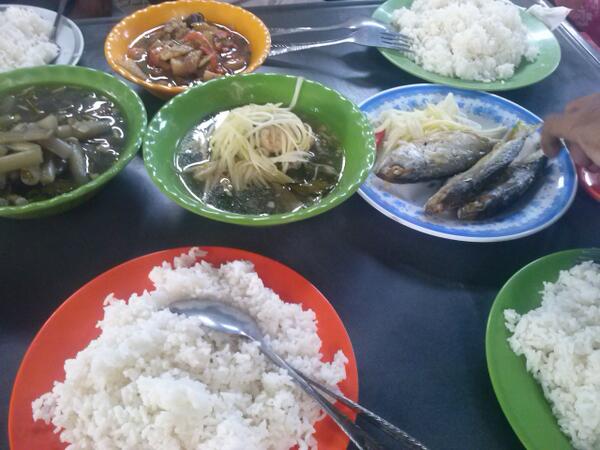 SokCj's tweet photo. អាហារថ្ងៃត្រង់របស់ខ្ញុំនៅចំការមន។#cjcambodia http://t.co/HMZzNBTYYW