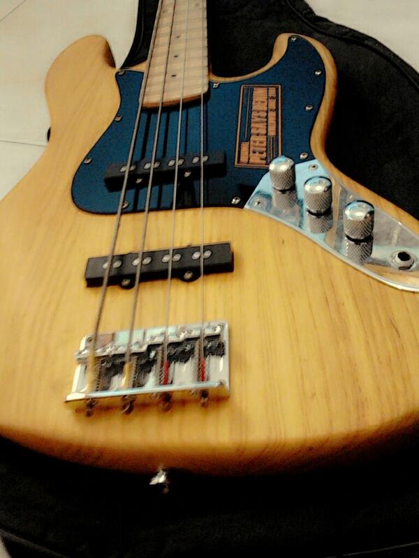 Sale! Fender Bass Costume PopPunk! Harga murah.. minat mention <a href="/rrrendi/">Rendi Yat's</a> yes.