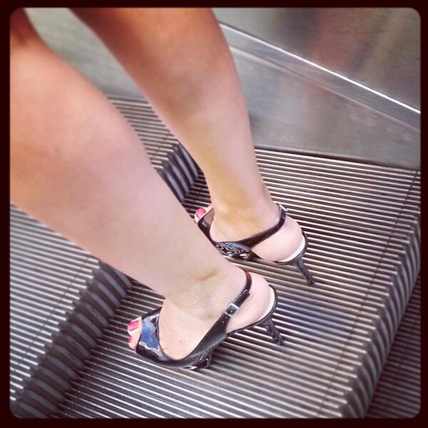 AMATEURFETISH's tweet photo. #casual #streetstyle #streetfashion #dailyfashion #black #highheels #red #rednailpolish #nails #ankles #Feet http://t.co/pKUXgva4kE