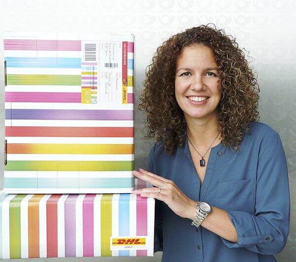 DHLPaket's tweet image. Die neuen DHL #Pluspäckchen sind da! Produktmanagerin Sara gefällt das neue Design. Und Ihnen? bit.ly/17E08rj