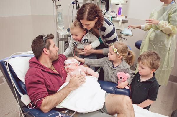 charlottesarmy's tweet photo. Our last family photo #AngelAlecia #BabyAlecia our baby girl's story keep touching peoples hearts<3 miss her everyday http://t.co/C0sU3tyFkx