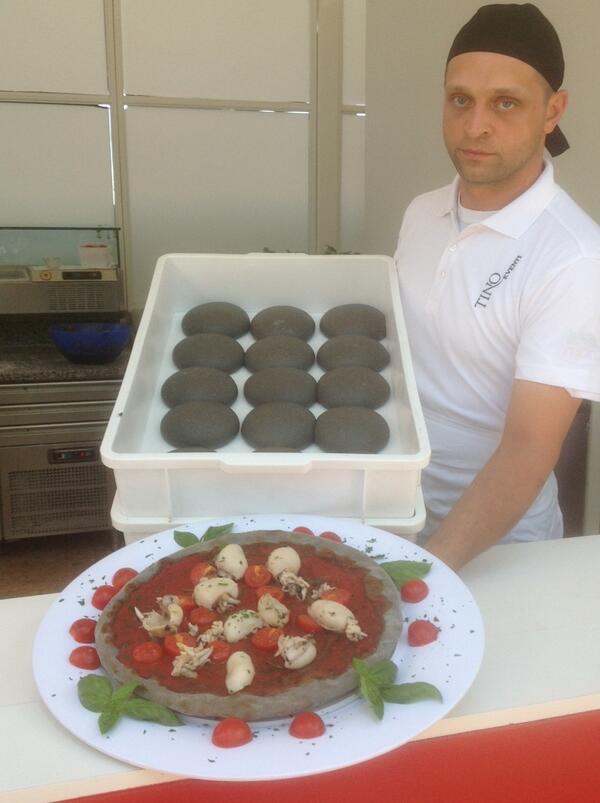 TinoEventi's tweet photo. Pizza Leone D'Oro #Totalblack impasto al nero di seppia creata dalla star dei pizzaioli Mauro Vettoretto #Venezia70 http://t.co/utPzOYG9Bu