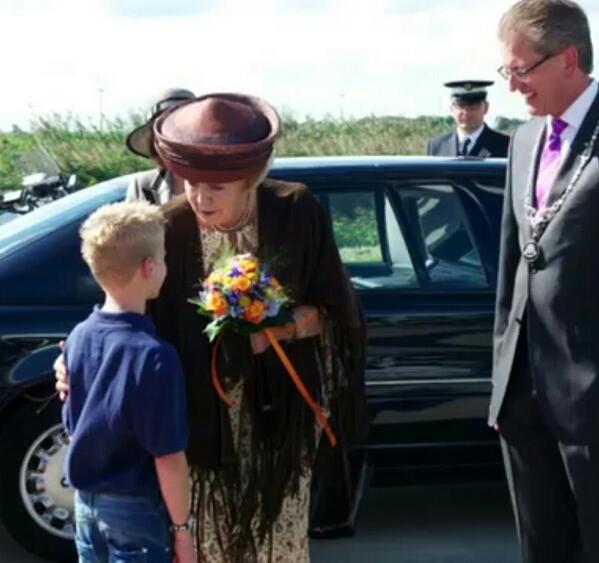 Prinses Beatrix met een BUXUS boeket tijdens de opening van het windmolenpark in Zeewolde.