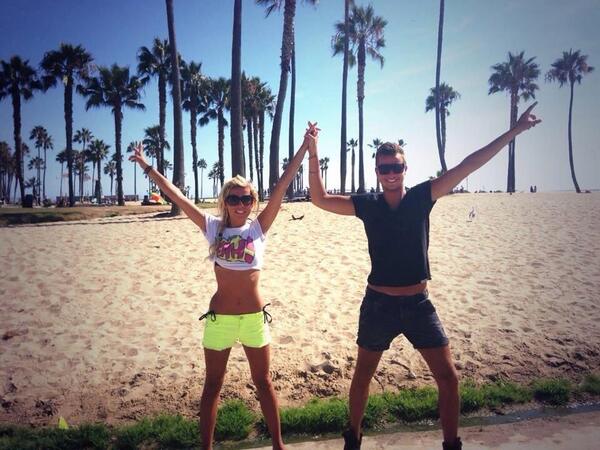 HillaryTeamFan's tweet photo. @hillarychtis @VincOff Je vous aime ♥♥ #TeamHillaryVincent ♥♥♥ http://t.co/ZQyArgtV9l