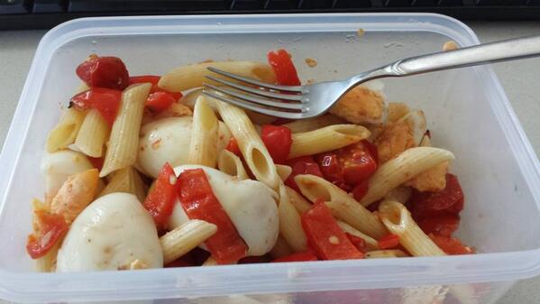 shreddedpt's tweet photo. 20g pasta, 10 cherry tomatoes, 1 red pepper, 4 whole eggs. #yum #fitfood http://t.co/dGLw8tE4Wq