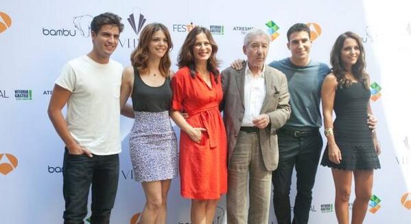 _GaleriasVelvet's tweet photo. El elenco de actores de #GaleríasVelvet en el Festival de Vitoria http://t.co/USWoI64eei