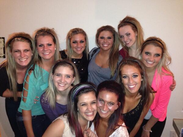 MichelleVeith's tweet image. @UT_TriDelta #pledgeclass #bestfriends #thanksforthememories 😘💕💙💛👯👯👯👯