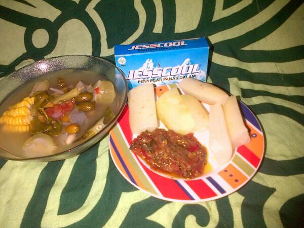 sadhumedini's tweet photo. Sayur asem asal #JawaBarat udah asem, pedes + lalapan sambal waw I need @JessCool_ID #CoolinaryShoot http://t.co/XtgWbi1OyC