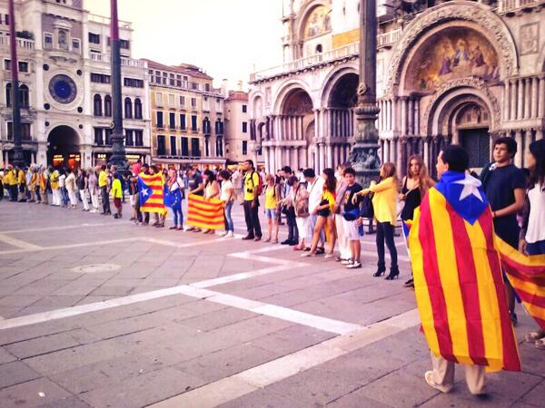 cadena humana per la Independència a Venècia! #viacatalanaalmon