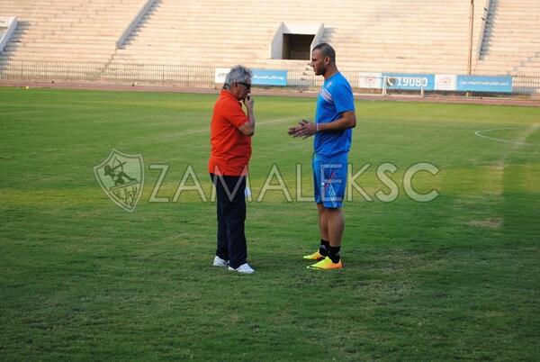 حلمي طولان يلقي توجيهاته الفنية للاعب علي فريد في التدريب الأخير. #ZamalekSC
