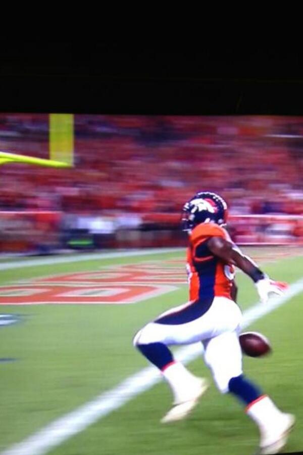 MensHumor's tweet image. Do you even football, bro?