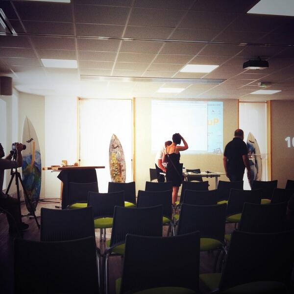 Surf_Designs's tweet photo. 10 mn le stand up. Le calme/stress avant l ouverture des portes... #standupdesign2013 #olatuleku http://t.co/EBALKs5MKA