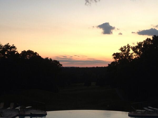 CrownedLeopard's tweet photo. Beautiful sunset dinner. #rva #finallyfall http://t.co/wO4YhACcIw