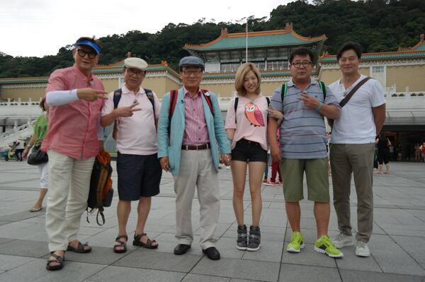 [PIC][25-07-2013]Sunny xuất hiện tại Đài Loan để ghi hình cho chương trình "Grandpa Over Flower" vào hôm nay - Page 2 BTdQHTuCQAEFEqG
