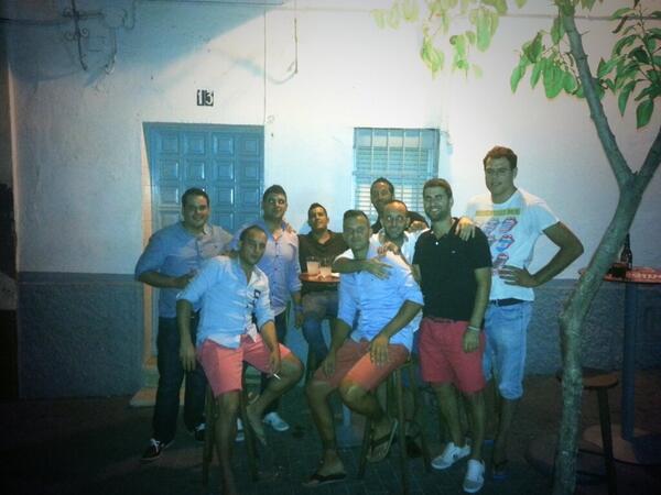 transfugasfc's tweet photo. Los @transfugasfc despidiendo a #jerocarri su ultima noche antes de casarse. http://t.co/3xcQHwd3Zu