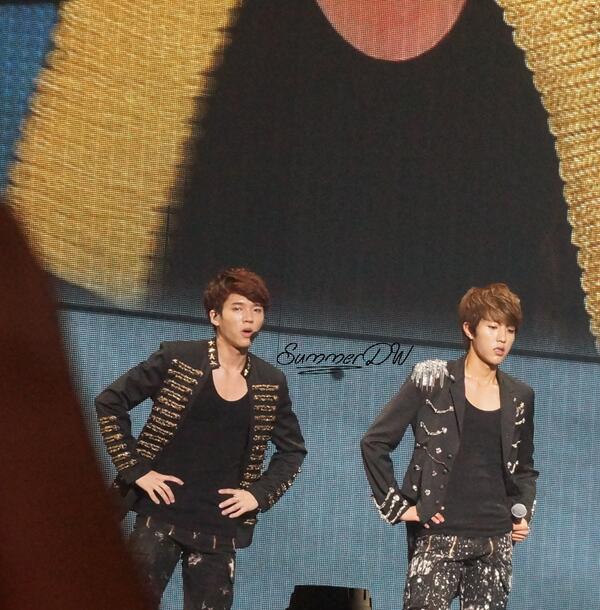 summer_dw's tweet photo. woohyun & yeollie to start off the pic spam! #OGSINA http://t.co/XgpJJqsCPQ