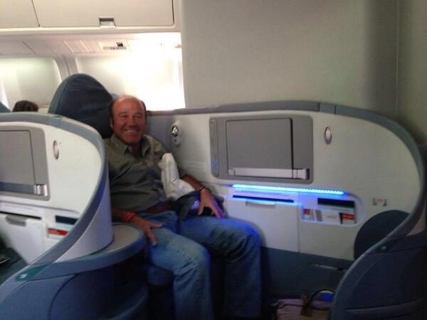 Rociotorroba's tweet photo. Que mi padre se haga colegui de uno en el aeropuerto y le pase a primera clase es de crak #idolo http://t.co/eE0JVVvKUx