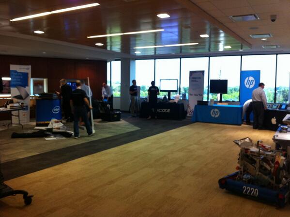 cadandcookies's tweet image. Quick view of the rest of the room #tonsoftech