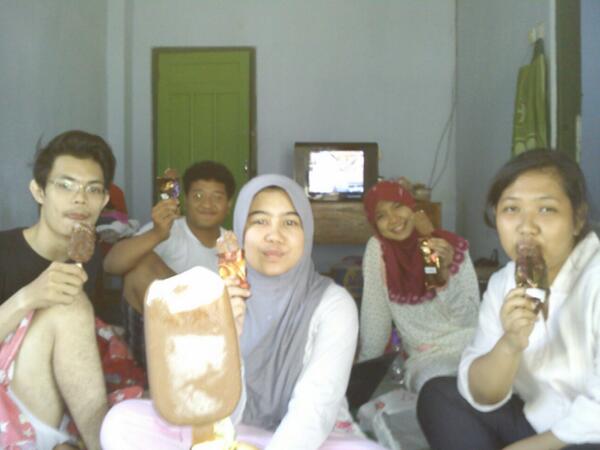 santikaaR's tweet photo. Tengkyu ya ka @amanalberga sering sering aje ka, masih lama lo kita disini :-P http://t.co/Qg1KzNER9D