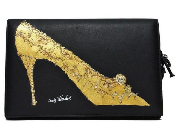 BazaarRu's tweet photo. Must-have: клатч Dior http://t.co/vpxoNwq0kY