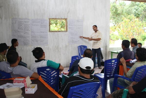 Mahrizalparu's tweet photo. Applying facilitator skill that I learnt from @vibrantinspirit Thank to @moenggoro @budhita you r great facilitators http://t.co/2tdAc8HF6H