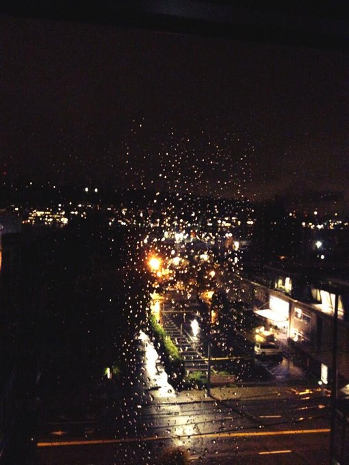 새벽에 내리는 시애틀의 빗소리가 너무좋아서 깨서 한참을 구경중.. 너무좋다. http://t.co/cRc42W7kpV
