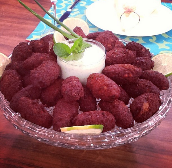 DeBemComAVidaTV's tweet photo. Receita de hoje! Falafel com molho de iogurte! Humm! Vem aprender!  http://t.co/72epdE7zxR http://t.co/eZErsshVYc